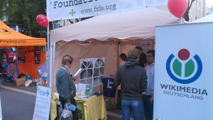Menschen am Stand der FSFE beim Corso Leopold